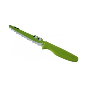 סכין ילדים ירוק בעיצוב כריש של Arcosteel לצד מלפפון חתוך
